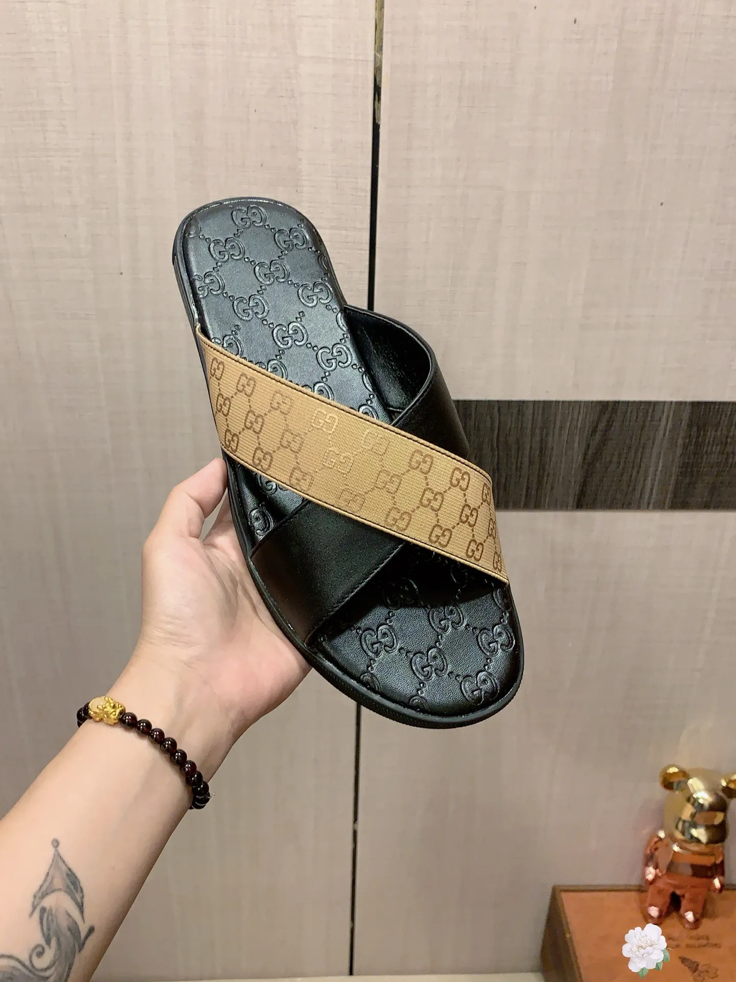 Slippers: New model: Factory price: 260💰💰🎩🎩🔥🔥《 Gucci* 》Series of slippers top purchasing agent🔍🔍Sold at the same time for men, original Italian imported webbing made of selected cowhide, exquisite workmanship,), sole: (super comfortable) original factory special sole, ⚠️exclusive double-layer movable molded sole super comfortable⚠️, real shot🎬the real thing is more beautiful🔍🔍266 regular code 38-44, can be ordered 45.